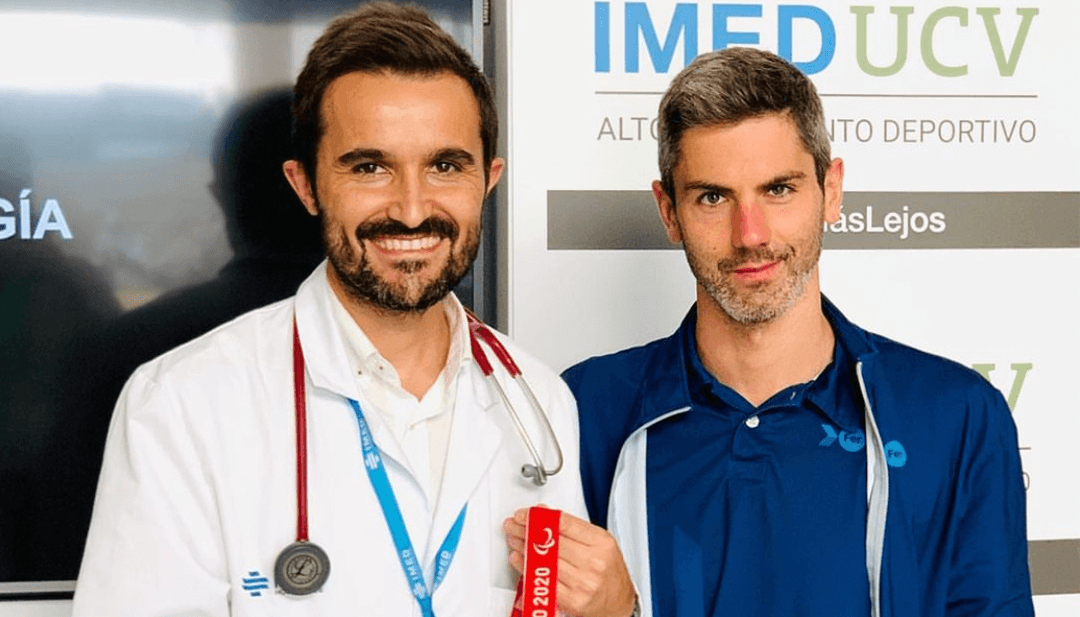 Héctor Catalá, triatleta paralímpico, pasa por IMEDUCV antes de los Juegos Paralímpicos de París